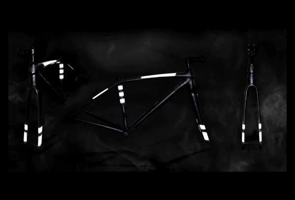 The Beam FRAME FLASH 2.0 Black Rainbow | Réflecteurs Pour Cadre De Vélo 4 The Beam FRAME FLASH 2.0 Black Rainbow | Réflecteurs Pour Cadre De Vélo – Image 2