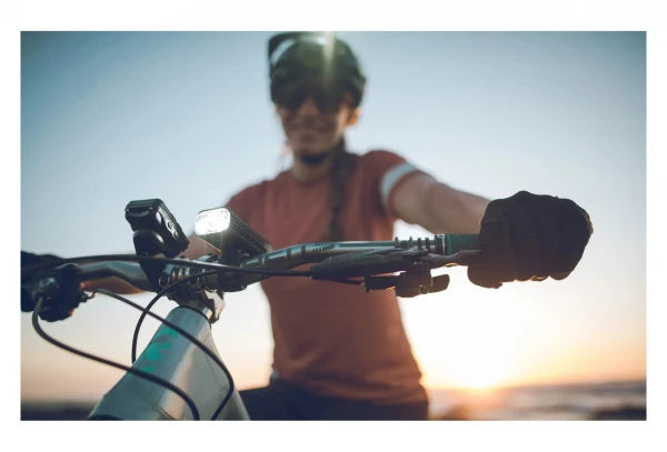 Éclairage Avant Lezyne Macro Drive 1300XXL Noir 4 Éclairage Avant Lezyne Macro Drive 1300XXL Noir – Image 2